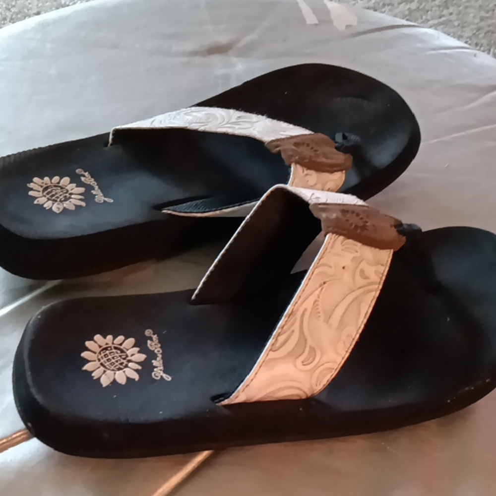 Jambu Women's Black and Cream Sandals